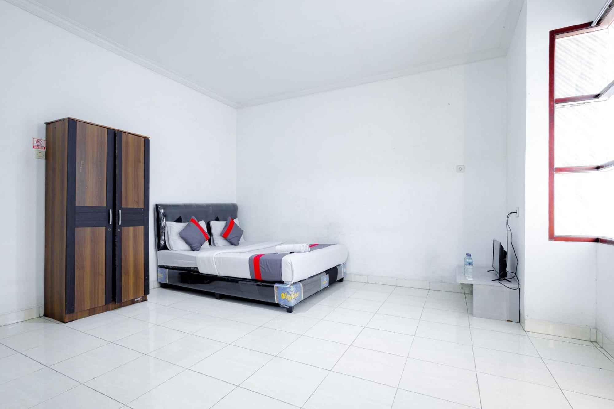 J&B Rooms Tomang Jakarta Mitra Reddoorz Экстерьер фото