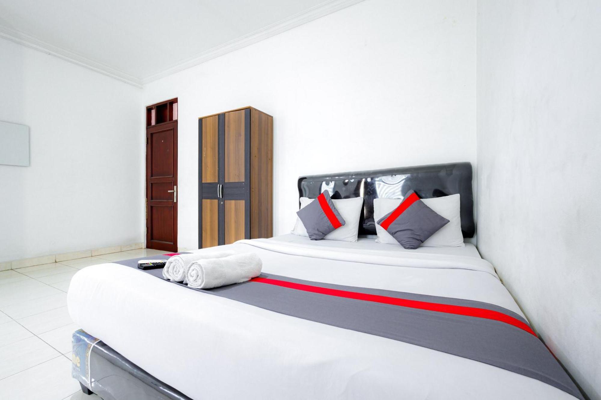 J&B Rooms Tomang Jakarta Mitra Reddoorz Экстерьер фото