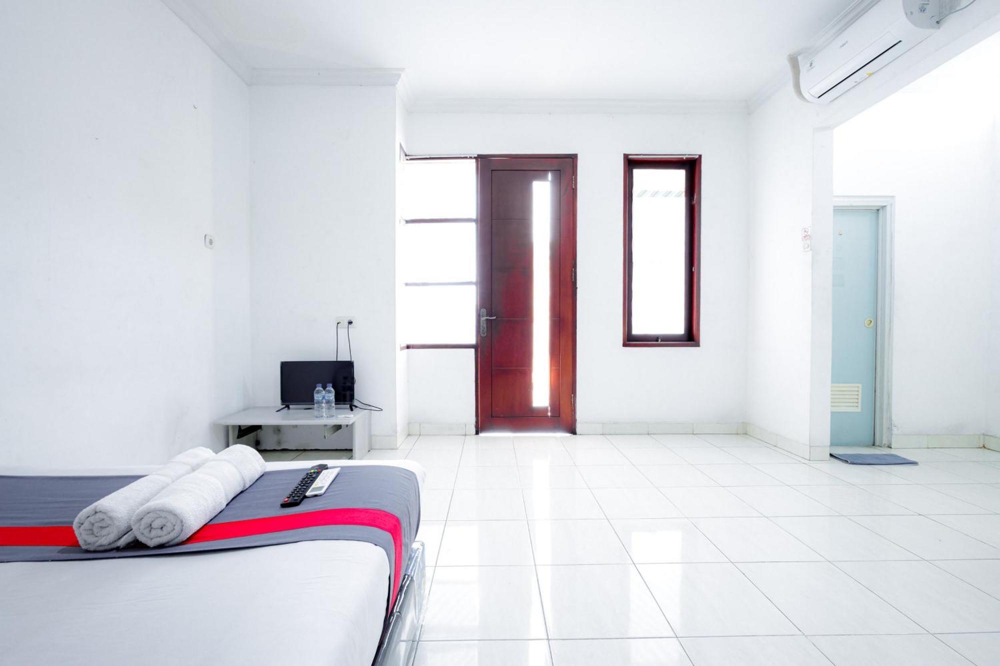 J&B Rooms Tomang Jakarta Mitra Reddoorz Экстерьер фото
