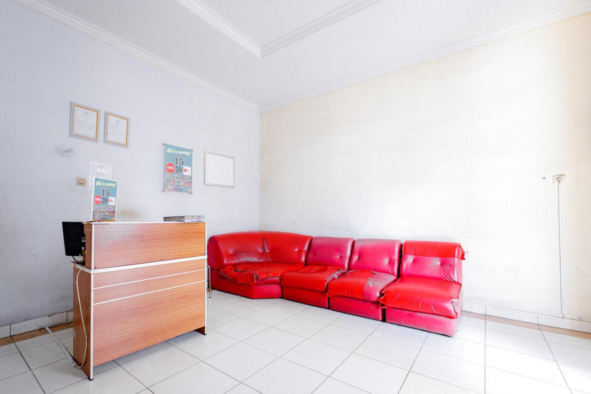 J&B Rooms Tomang Jakarta Mitra Reddoorz Экстерьер фото