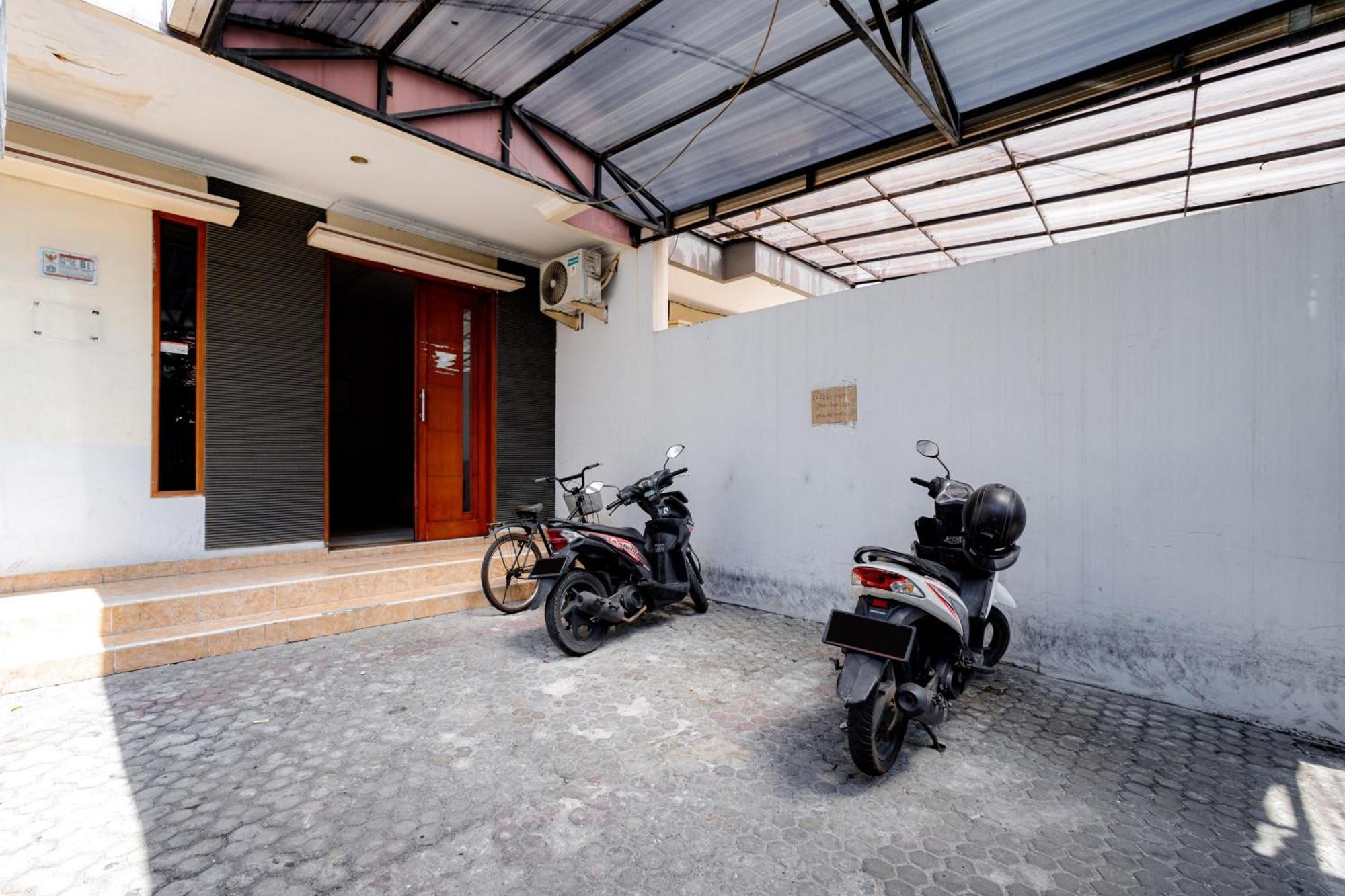 J&B Rooms Tomang Jakarta Mitra Reddoorz Экстерьер фото