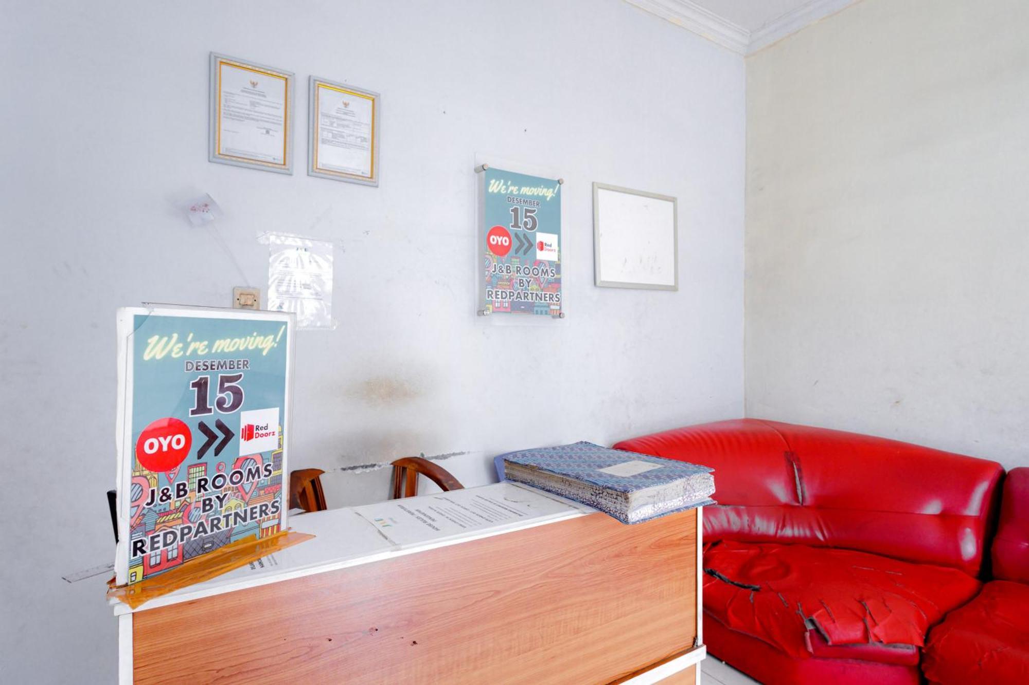 J&B Rooms Tomang Jakarta Mitra Reddoorz Экстерьер фото