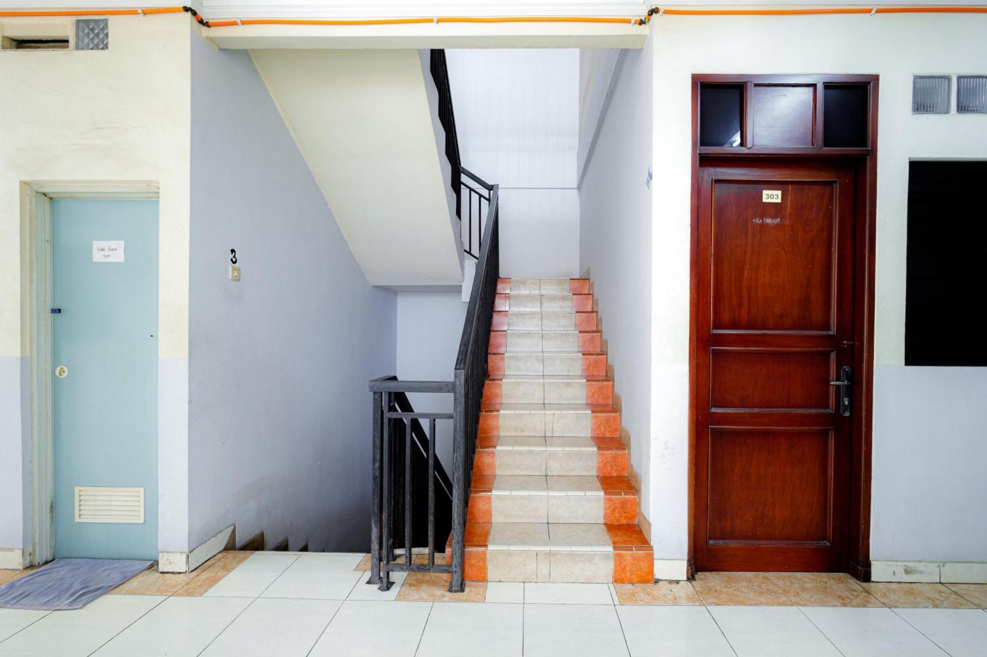 J&B Rooms Tomang Jakarta Mitra Reddoorz Экстерьер фото