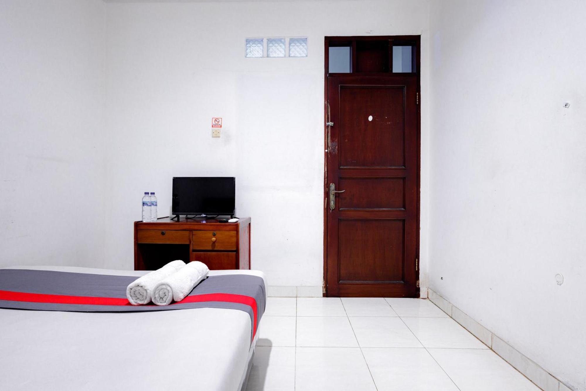 J&B Rooms Tomang Jakarta Mitra Reddoorz Экстерьер фото
