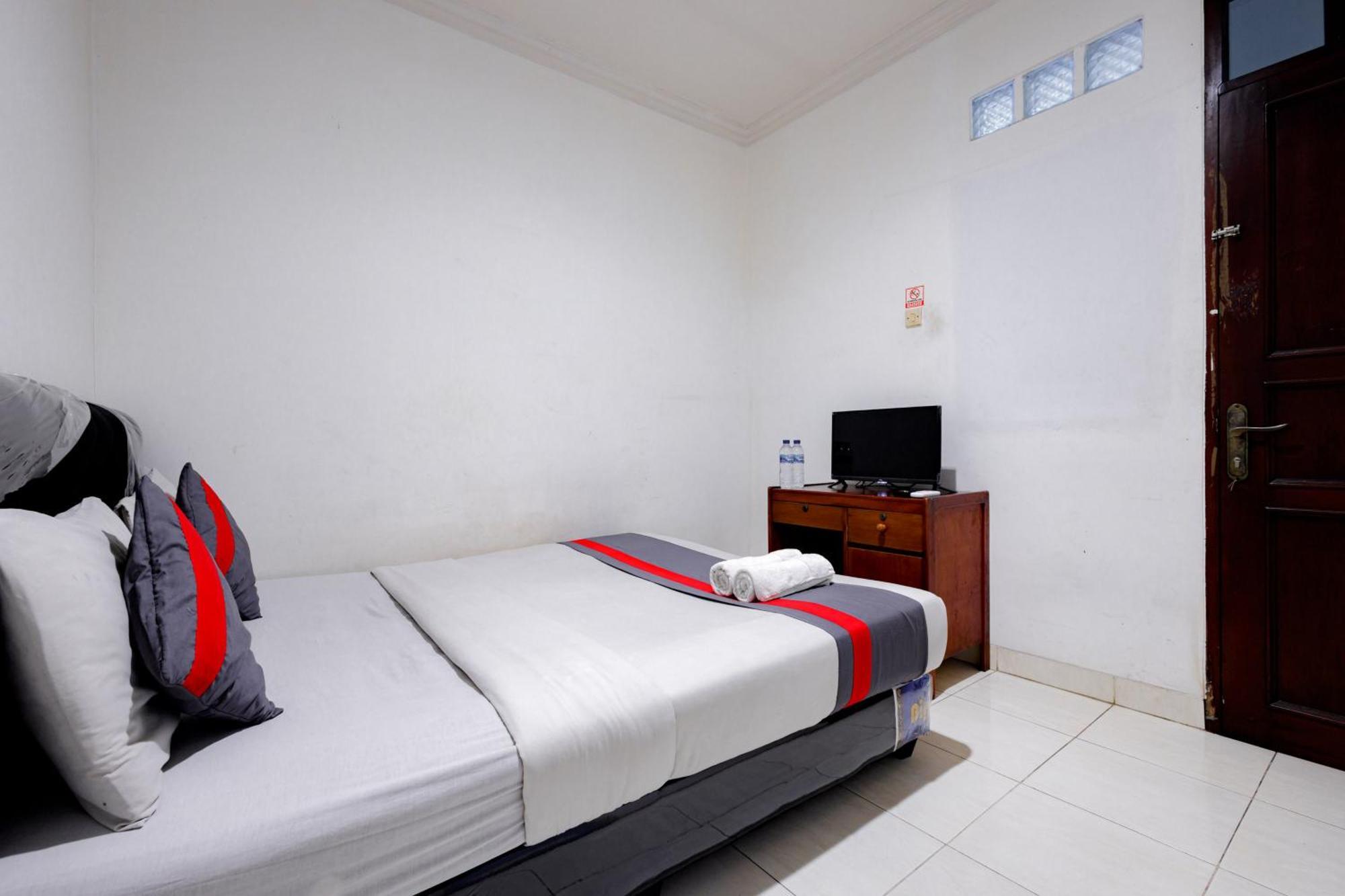 J&B Rooms Tomang Jakarta Mitra Reddoorz Экстерьер фото