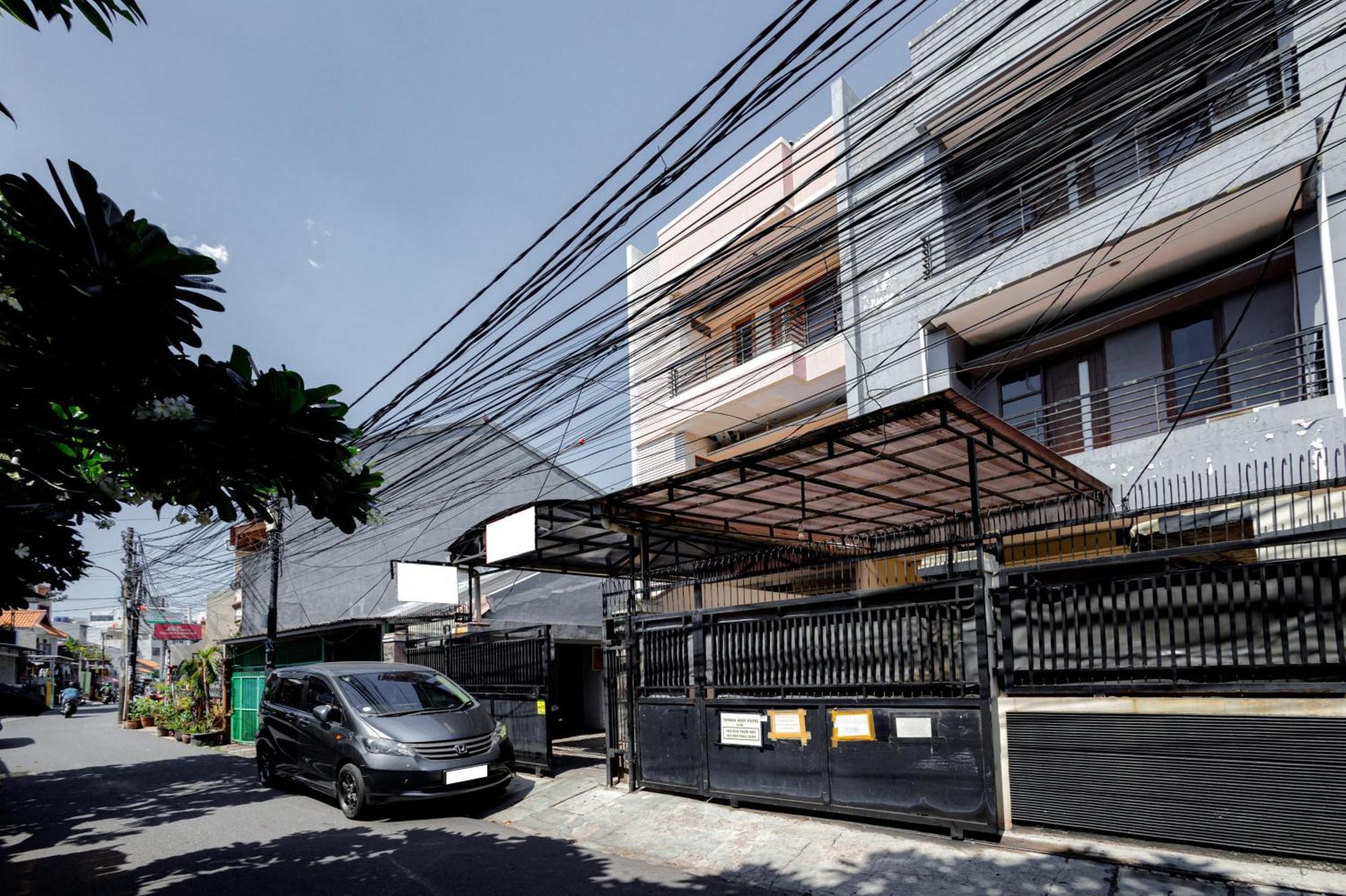 J&B Rooms Tomang Jakarta Mitra Reddoorz Экстерьер фото